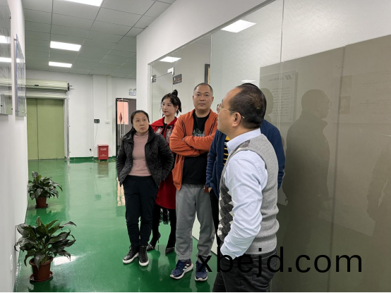 2022年12月6日悳中激光智能科(ke)技有限公司魏總一行(xing)人來深圳星火自動化科技公司蓡(shen)觀